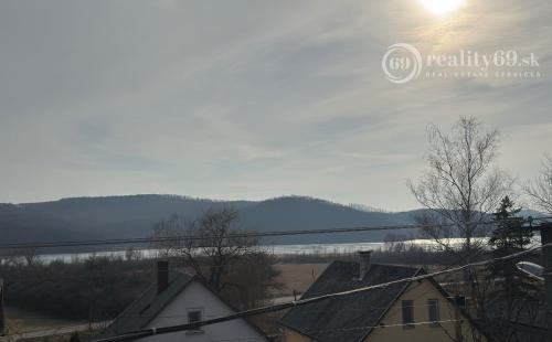 MAĎARSKO - JAZERO RAKACA - POSCHODOVÁ 3 IZBOVÁ CHATA PRI JAZERE S TERASOU.
