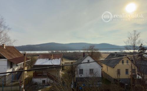 MAĎARSKO - JAZERO RAKACA - POSCHODOVÁ 3 IZBOVÁ CHATA PRI JAZERE S TERASOU.