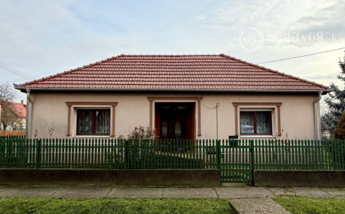 MAĎARSKO - ENCS - 3 IZBOVÝ RODINNÝ DOM S TERASOU, DVOJGARÁŽ, VÝBORNÝ STAV, S PEKNOU UDRŽIAVANOU ZÁHRADOU.