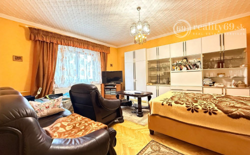 MAĎARSKO - ENCS - 3 IZBOVÝ RODINNÝ DOM S TERASOU, DVOJGARÁŽ, VÝBORNÝ STAV, S PEKNOU UDRŽIAVANOU ZÁHRADOU.