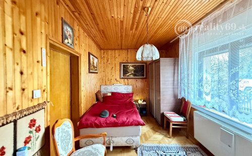 MAĎARSKO - ENCS - 3 IZBOVÝ RODINNÝ DOM S TERASOU, DVOJGARÁŽ, VÝBORNÝ STAV, S PEKNOU UDRŽIAVANOU ZÁHRADOU.