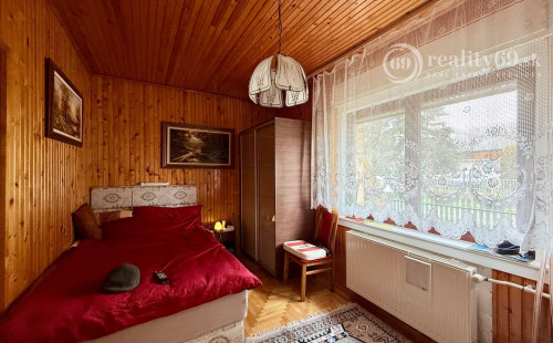 MAĎARSKO - ENCS - 3 IZBOVÝ RODINNÝ DOM S TERASOU, DVOJGARÁŽ, VÝBORNÝ STAV, S PEKNOU UDRŽIAVANOU ZÁHRADOU.