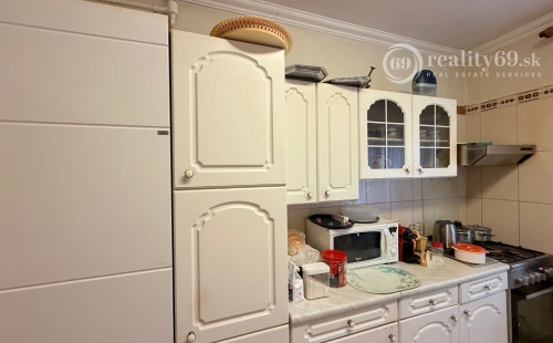 MAĎARSKO - ENCS - 3 IZBOVÝ RODINNÝ DOM S TERASOU, DVOJGARÁŽ, VÝBORNÝ STAV, S PEKNOU UDRŽIAVANOU ZÁHRADOU.