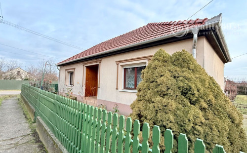 MAĎARSKO - ENCS - 3 IZBOVÝ RODINNÝ DOM S TERASOU, DVOJGARÁŽ, VÝBORNÝ STAV, S PEKNOU UDRŽIAVANOU ZÁHRADOU.