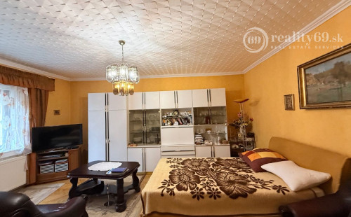 MAĎARSKO - ENCS - 3 IZBOVÝ RODINNÝ DOM S TERASOU, DVOJGARÁŽ, VÝBORNÝ STAV, S PEKNOU UDRŽIAVANOU ZÁHRADOU.