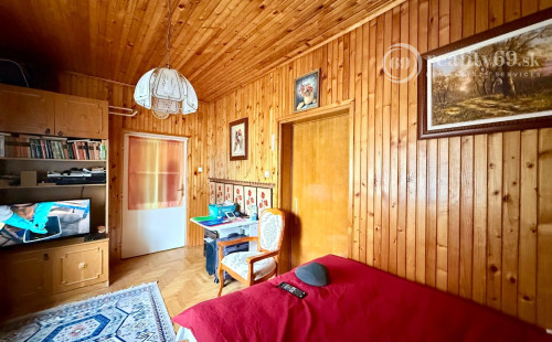 MAĎARSKO - ENCS - 3 IZBOVÝ RODINNÝ DOM S TERASOU, DVOJGARÁŽ, VÝBORNÝ STAV, S PEKNOU UDRŽIAVANOU ZÁHRADOU.