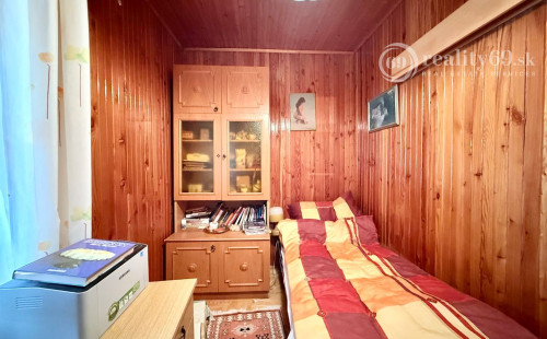 MAĎARSKO - ENCS - 3 IZBOVÝ RODINNÝ DOM S TERASOU, DVOJGARÁŽ, VÝBORNÝ STAV, S PEKNOU UDRŽIAVANOU ZÁHRADOU.