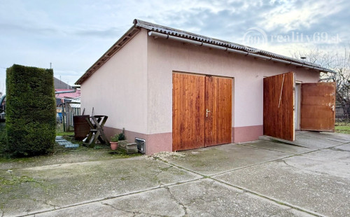 MAĎARSKO - ENCS - 3 IZBOVÝ RODINNÝ DOM S TERASOU, DVOJGARÁŽ, VÝBORNÝ STAV, S PEKNOU UDRŽIAVANOU ZÁHRADOU.