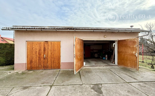 MAĎARSKO - ENCS - 3 IZBOVÝ RODINNÝ DOM S TERASOU, DVOJGARÁŽ, VÝBORNÝ STAV, S PEKNOU UDRŽIAVANOU ZÁHRADOU.