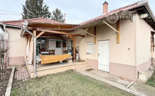 MAĎARSKO - ENCS - 3 IZBOVÝ RODINNÝ DOM S TERASOU, DVOJGARÁŽ, VÝBORNÝ STAV, S PEKNOU UDRŽIAVANOU ZÁHRADOU.