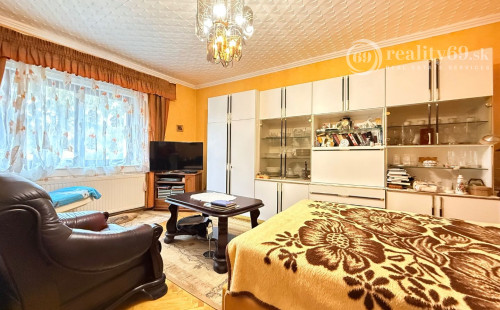 MAĎARSKO - ENCS - 3 IZBOVÝ RODINNÝ DOM S TERASOU, DVOJGARÁŽ, VÝBORNÝ STAV, S PEKNOU UDRŽIAVANOU ZÁHRADOU.