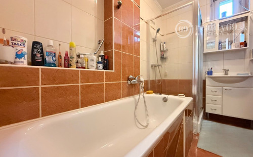 MAĎARSKO - ENCS - 3 IZBOVÝ RODINNÝ DOM S TERASOU, DVOJGARÁŽ, VÝBORNÝ STAV, S PEKNOU UDRŽIAVANOU ZÁHRADOU.