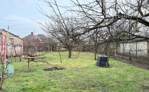 MAĎARSKO - ENCS - 3 IZBOVÝ RODINNÝ DOM S TERASOU, DVOJGARÁŽ, VÝBORNÝ STAV, S PEKNOU UDRŽIAVANOU ZÁHRADOU.