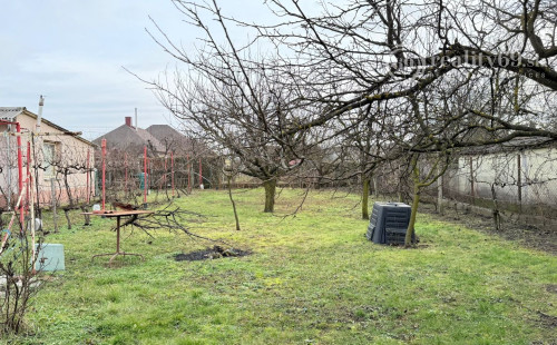 MAĎARSKO - ENCS - 3 IZBOVÝ RODINNÝ DOM S TERASOU, DVOJGARÁŽ, VÝBORNÝ STAV, S PEKNOU UDRŽIAVANOU ZÁHRADOU.