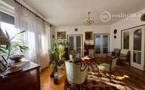 MAĎARSKO - GONC 6 IZBOVÝ POSCHODOVÝ RD S TERASOU, PIVNICOU, GARÁŽ, POZEMOK 1661 M2.