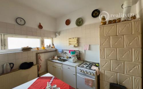 MAĎARSKO - GONC 6 IZBOVÝ POSCHODOVÝ RD S TERASOU, PIVNICOU, GARÁŽ, POZEMOK 1661 M2.