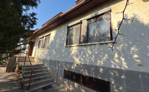 MAĎARSKO - GONC 6 IZBOVÝ POSCHODOVÝ RD S TERASOU, PIVNICOU, GARÁŽ, POZEMOK 1661 M2.