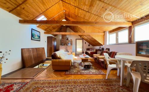 MAĎARSKO - GONC 6 IZBOVÝ POSCHODOVÝ RD S TERASOU, PIVNICOU, GARÁŽ, POZEMOK 1661 M2.