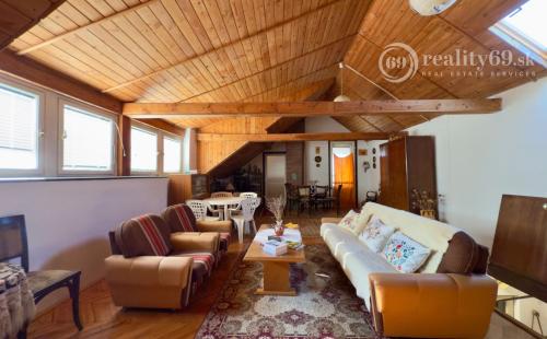 MAĎARSKO - GONC 6 IZBOVÝ POSCHODOVÝ RD S TERASOU, PIVNICOU, GARÁŽ, POZEMOK 1661 M2.