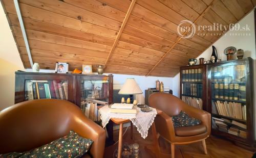 MAĎARSKO - GONC 6 IZBOVÝ POSCHODOVÝ RD S TERASOU, PIVNICOU, GARÁŽ, POZEMOK 1661 M2.