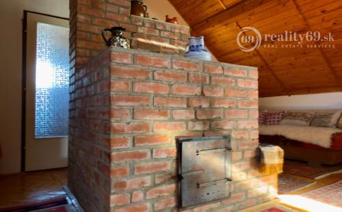 MAĎARSKO - GONC 6 IZBOVÝ POSCHODOVÝ RD S TERASOU, PIVNICOU, GARÁŽ, POZEMOK 1661 M2.