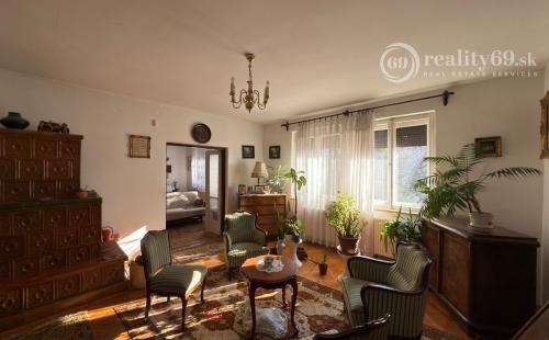 MAĎARSKO - GONC 6 IZBOVÝ POSCHODOVÝ RD S TERASOU, PIVNICOU, GARÁŽ, POZEMOK 1661 M2.