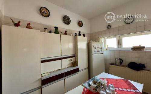 MAĎARSKO - GONC 6 IZBOVÝ POSCHODOVÝ RD S TERASOU, PIVNICOU, GARÁŽ, POZEMOK 1661 M2.