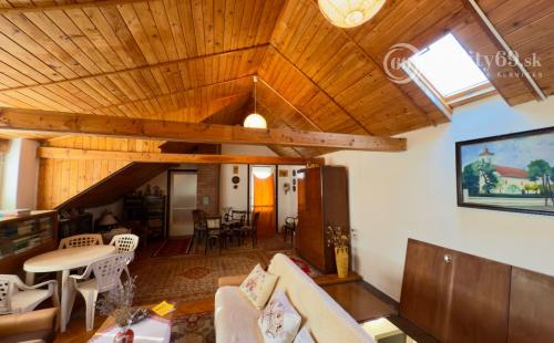 MAĎARSKO - GONC 6 IZBOVÝ POSCHODOVÝ RD S TERASOU, PIVNICOU, GARÁŽ, POZEMOK 1661 M2.