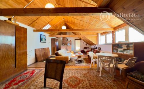 MAĎARSKO - GONC 6 IZBOVÝ POSCHODOVÝ RD S TERASOU, PIVNICOU, GARÁŽ, POZEMOK 1661 M2.