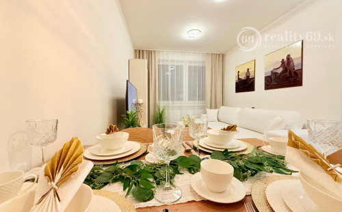 JUH - PRI AUPARKU - 2 IZBOVÝ BYT KOMPLETNE ZARIADENÝ .