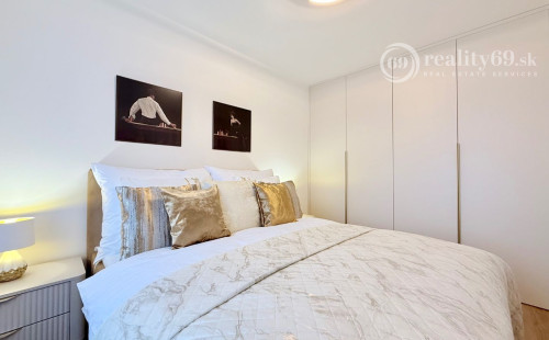 JUH - PRI AUPARKU - 2 IZBOVÝ BYT KOMPLETNE ZARIADENÝ .