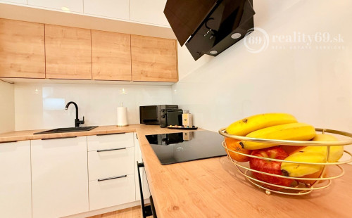 JUH - PRI AUPARKU - 2 IZBOVÝ BYT KOMPLETNE ZARIADENÝ .