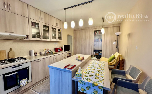 REZERVOVANÉ - JAZERO - METEOROVÁ  1,5 IZBOVÝ BYT 42 M2, LODŽIA, SKRINE NA CHODBE, TV, INTERNET.