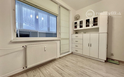 REZERVOVANÉ - JAZERO - METEOROVÁ  1,5 IZBOVÝ BYT 42 M2, LODŽIA, SKRINE NA CHODBE, TV, INTERNET.