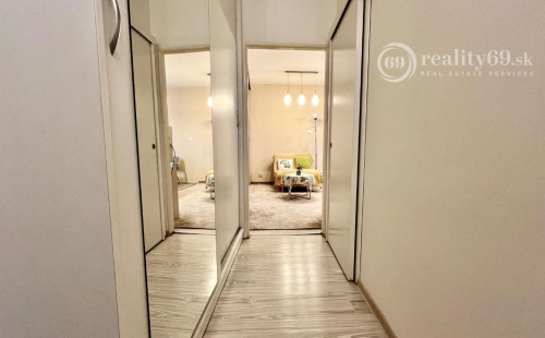 REZERVOVANÉ - JAZERO - METEOROVÁ  1,5 IZBOVÝ BYT 42 M2, LODŽIA, SKRINE NA CHODBE, TV, INTERNET.