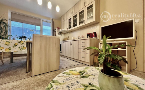 REZERVOVANÉ - JAZERO - METEOROVÁ  1,5 IZBOVÝ BYT 42 M2, LODŽIA, SKRINE NA CHODBE, TV, INTERNET.