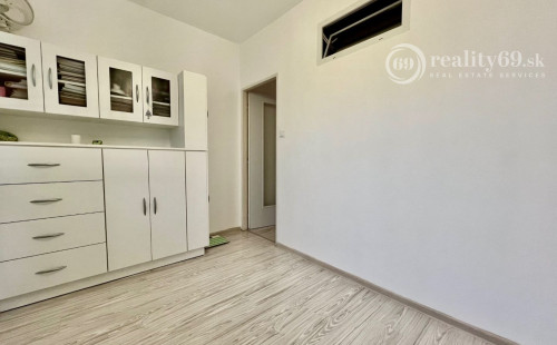 REZERVOVANÉ - JAZERO - METEOROVÁ  1,5 IZBOVÝ BYT 42 M2, LODŽIA, SKRINE NA CHODBE, TV, INTERNET.