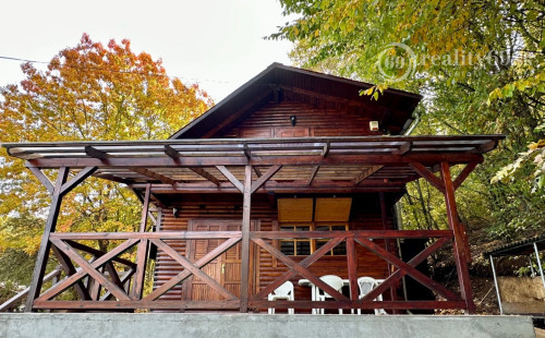 MAĎARSKO - JAZERO RAKACA - 4 IZBOVÁ ZARIADENÁ ZRUBOVÁ POSCHODOVÁ CHATA PRI JAZERE S TERASOU.