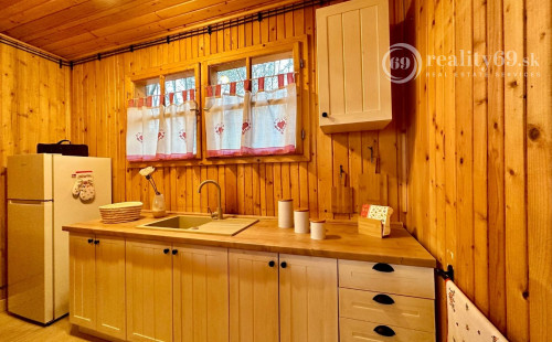 MAĎARSKO - JAZERO RAKACA - 4 IZBOVÁ ZARIADENÁ ZRUBOVÁ POSCHODOVÁ CHATA PRI JAZERE S TERASOU.