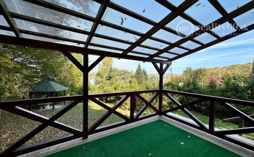 MAĎARSKO - JAZERO RAKACA - 4 IZBOVÁ ZARIADENÁ ZRUBOVÁ POSCHODOVÁ CHATA PRI JAZERE S TERASOU.