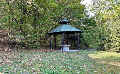 MAĎARSKO - JAZERO RAKACA - 4 IZBOVÁ ZARIADENÁ ZRUBOVÁ POSCHODOVÁ CHATA PRI JAZERE S TERASOU.