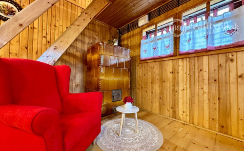 MAĎARSKO - JAZERO RAKACA - 4 IZBOVÁ ZARIADENÁ ZRUBOVÁ POSCHODOVÁ CHATA PRI JAZERE S TERASOU.