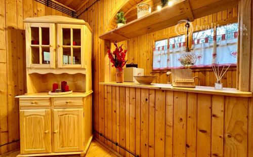 MAĎARSKO - JAZERO RAKACA - 4 IZBOVÁ ZARIADENÁ ZRUBOVÁ POSCHODOVÁ CHATA PRI JAZERE S TERASOU.