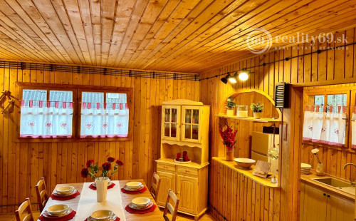 MAĎARSKO - JAZERO RAKACA - 4 IZBOVÁ ZARIADENÁ ZRUBOVÁ POSCHODOVÁ CHATA PRI JAZERE S TERASOU.