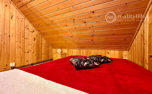 MAĎARSKO - JAZERO RAKACA - 4 IZBOVÁ ZARIADENÁ ZRUBOVÁ POSCHODOVÁ CHATA PRI JAZERE S TERASOU.