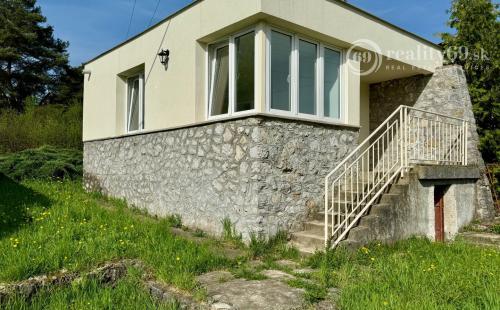 NOVÁ CENA - MAĎARSKO - JAZERO RAKACA - MUROVANÁ CHATA - PRI JAZERE S TERASOU.