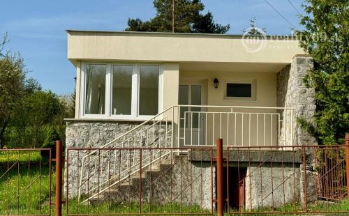 NOVÁ CENA - MAĎARSKO - JAZERO RAKACA - MUROVANÁ CHATA - PRI JAZERE S TERASOU.