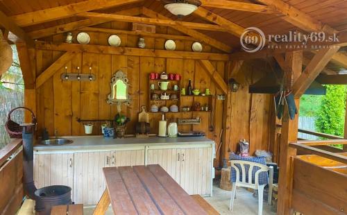 MAĎARSKO - LUXUSNÁ CHATA S LETNOU KUCHYŇOU A BAZÉNOM.