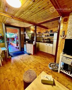 MAĎARSKO - LUXUSNÁ CHATA S LETNOU KUCHYŇOU A BAZÉNOM.
