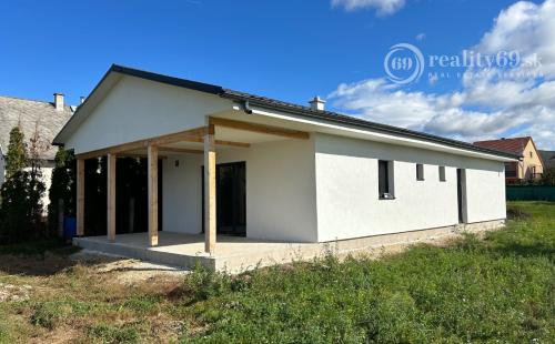 IBA 12 KM OD OBCE KECHNEC - MAĎARSKO - GONC NOVOSTAVBA 4 IZBOVÉHO RD 100 M2, POZEMOK 852 M2